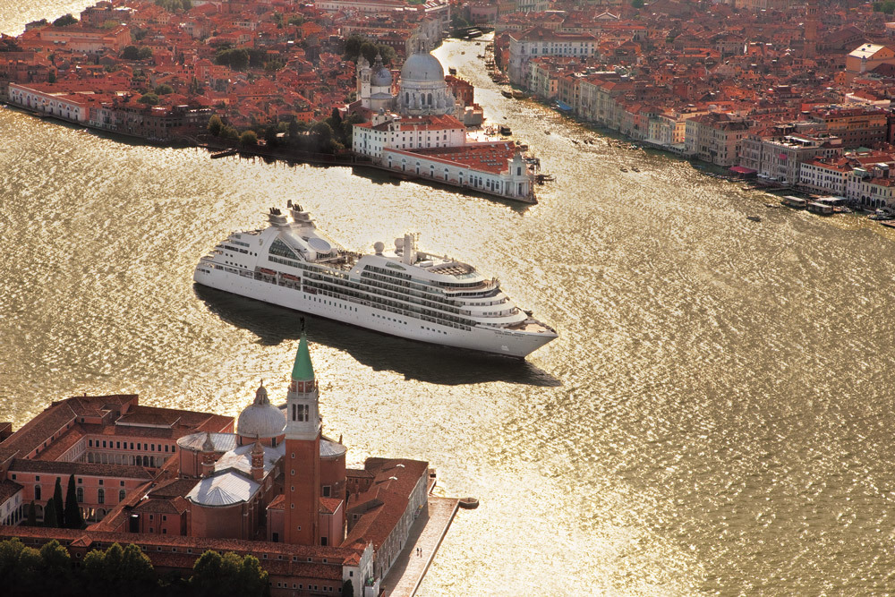 El Seabourn Odyssey navegando por el Canal de la Giudecca en Venecia (Italia) al atardecer... una estampa única. CRUCEROS DE LUJO SEABOURN ODYSSEY SEABOURN SOJOURN SEABOURN QUEST CRUCEROS EN SUITE SUITE CRUISES SEABOURN LUXURY CRUISES SEABOURN ODYSSEY SEABOURN QUEST SEABOURN SOJOURN CRUISE SHIP LUXURY TRAVEL SEABOURN CRUISES SEAVOURN ODYSSEY SEABURN CRUISES SEABORN CRUISES LUXURY CRUISES CRUCEROS DE LUJO SEABOURN CRUISES THE YACHTS OF SEABOURN CRUISES LUXURY CRUISE YACHT CRUISES SMALL SHIP CRUISES SEABOURN DELUXE CRUISES CRUCEROS DE LUJO EN YATE SEABOURN CRUCEROS DE LUJO CRUCEROS LUJOSOS CRUCEROS EN BARCO PEQUEÑO CRUCEROS EXCLUSIVOS GASTRONOMIA DE LUJO ESTRELLAS MICHELIN STARS CRUCEROS GASTRONOMICOS CRUCEROS EXCLUSIVOS #Seabourn #LuxuryCruises #SeabournOdyssey #SeabournQuest #SeabournSojourn #SeabournCruises #SeabournLuxuryCruises #Yacht #YachtCruises #SmallShipCruises #SeabournShips #Crucerosdelujo #CrucerosExclusivos #CrucerosSeabourn #CrucerosenSuite #SuiteCruises #LuxuryYachtCruises #ReservasSeabourn #SeabournReservations #SeabournContact #SeabournShips #SeabournCruiseShips